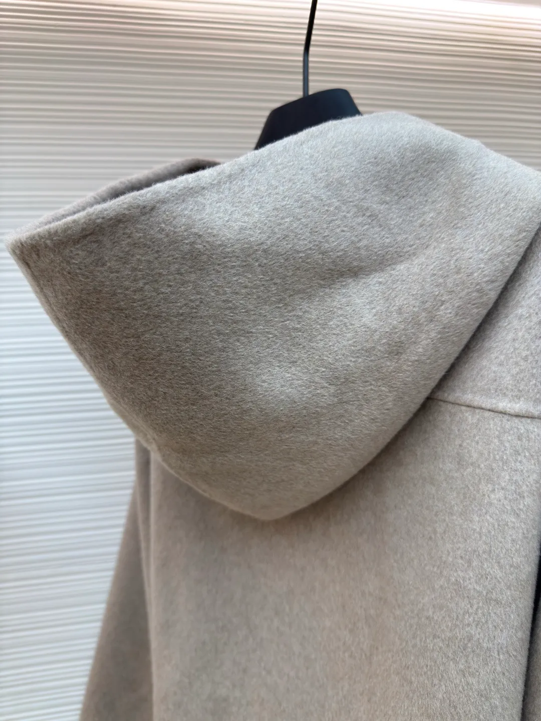 Acne Studios Nordic minimalist style double-sided cashmere jacket ●Authentic product: purchased and developed for 7999 ●Item number: 1680681-C85 ●Material: cashmere fabric ●Technology: solid color distressed production ●Version: fitted version ●Weight: about 1070 grams ●Size: S-M-L ●Description: ACNE Nordic minimalist style double-sided cashmere jacket Original version purchased for 11000 Fabric dyed for 35 days Consistent with YB, different from the market version, the fabric is 90% sheep wool and 10% cashmere. The quality inspection report is acceptable. The zipper uses the original authentic zipper with TALON base. The real antique silver craftsmanship is different from the solid color distressed on the market. It uses Ice Pa lining and customizes the YB consistent collar label. The workmanship details are excellent. The overall wiring is straight and delicate, the fabric is comfortable and soft, and the color is consistent without color difference. It can be matched with the same style to create a fashionable look and control various occasions. Customized accessories, complete with three standards, same style for men and women!